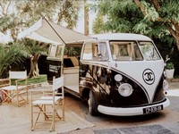 Équipe de chauffeurs privés en costume