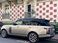 Équipe de chauffeurs privés en costume